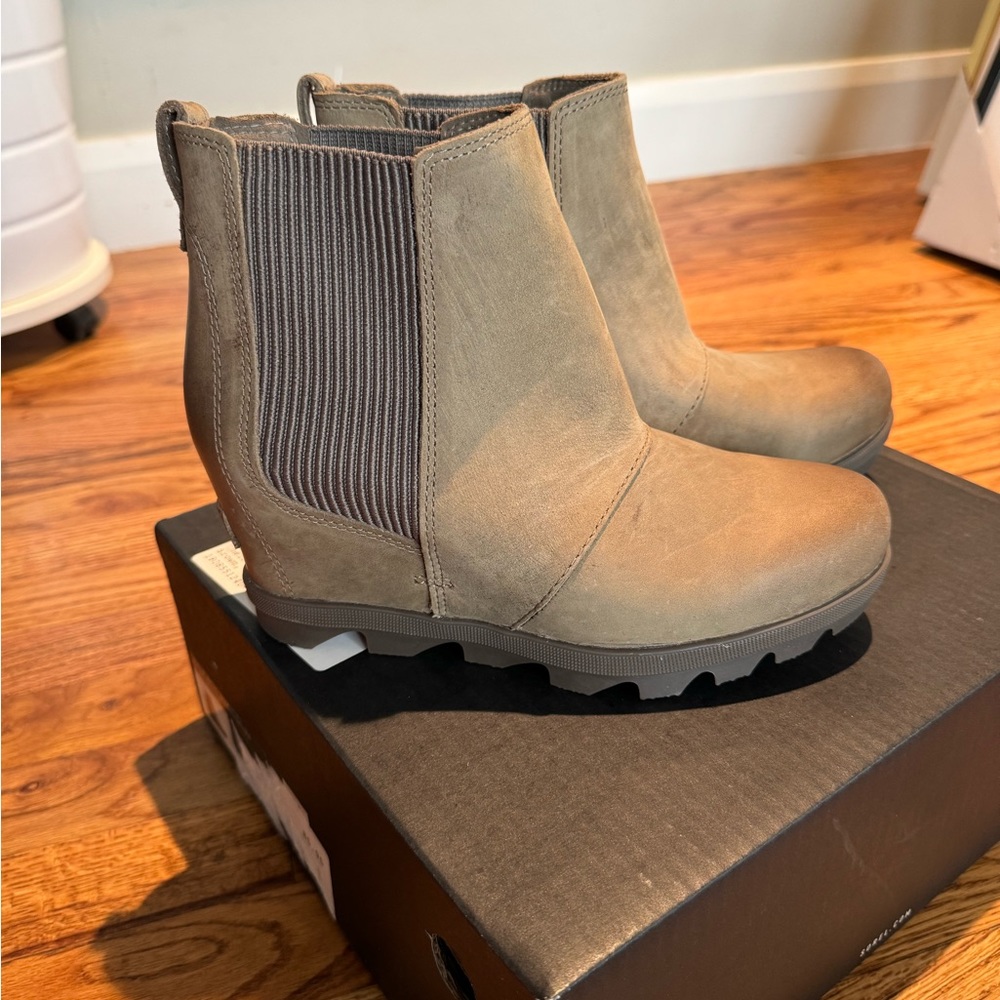 New in Box Ash Brown Women’s Sorel Joan of Arctic II Chelsea Boot